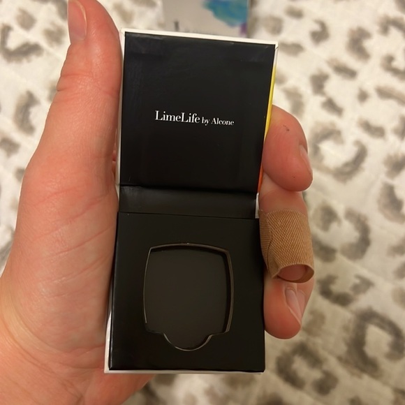 2/$30 LimeLife - Set of 4 Individual Eyeshadow/Concealer Palette - Picture 4 of 4